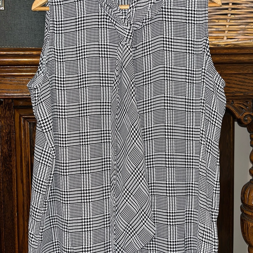 Tahari Black and White Plaid Sleeveless Blouse with tie neck